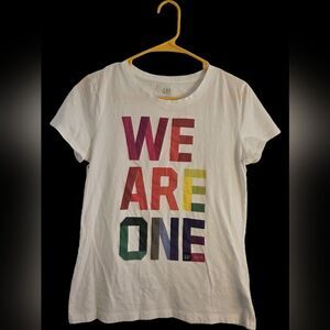 GAP WOMENS Exclusive 2018 "WE ARE ONE" Graphic T-Shirt sz M PRIDE LGBTQ+ RAINBOW